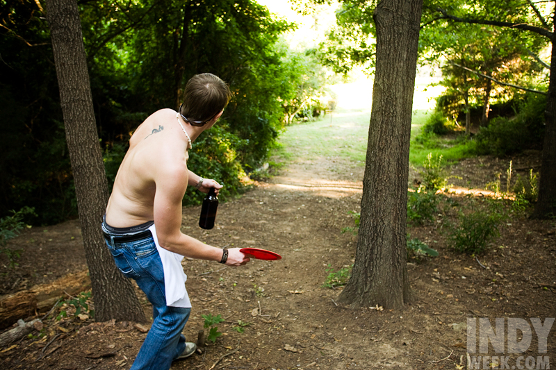 playing disc golf